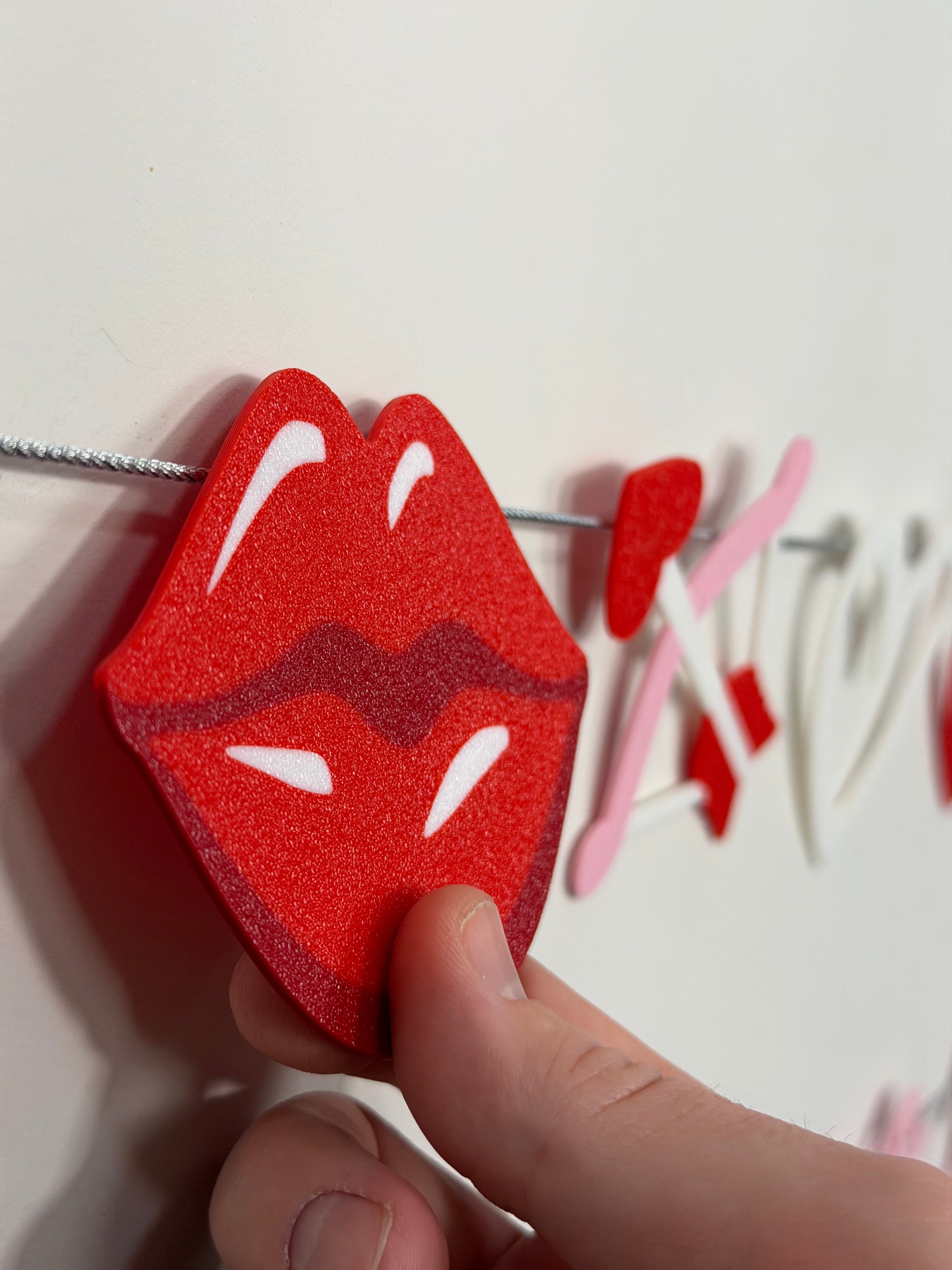up close shot of the lips shape being placed on the snap banner wire